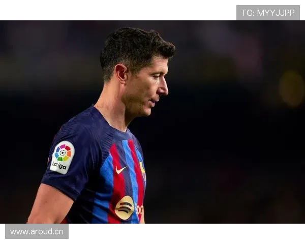 莱万每天吃草训练完回家还得哄娃睡觉？